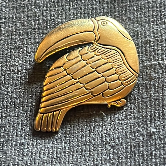 Signed LAUREL BURCH Goldtone Polished TUCAN Shape Pin Brooch - Picture 2 of 8